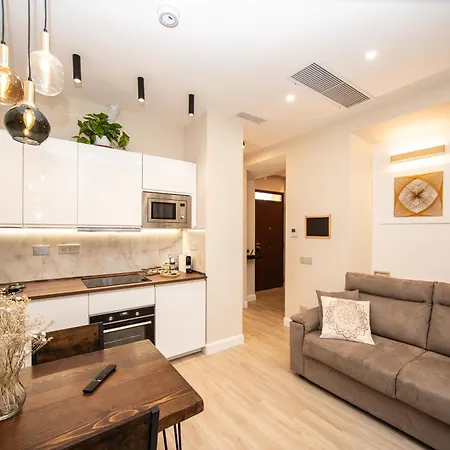 Leon Modern Near Subway - Ground Floor Apartment *